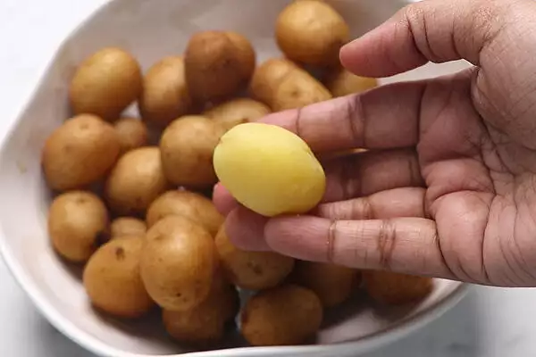 peel the skin from potatoes