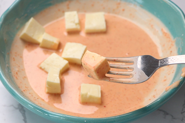 the paneer cubes are coated well in the batter