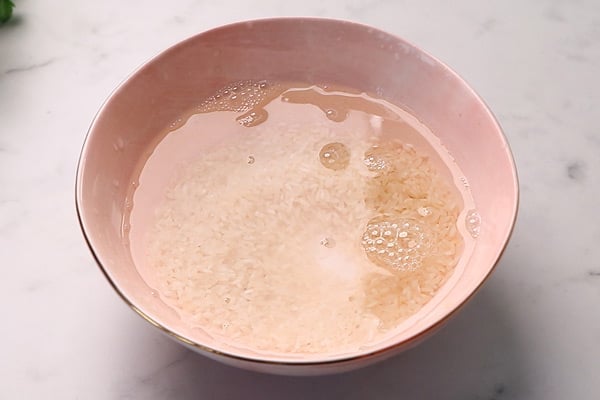 soak raw rice 