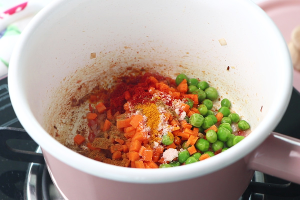 add vegetables with spice powders