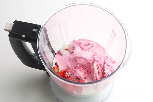 strawberry milkshake recipe all ready to blend