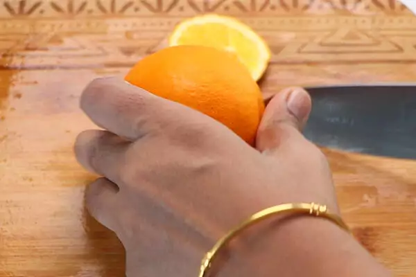 trim both the edges of the oranges