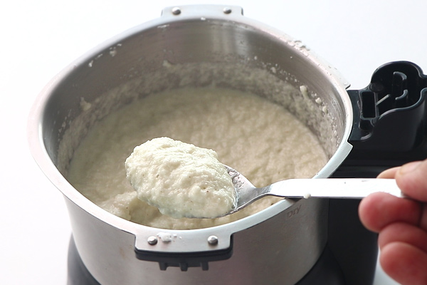 a spoon of coconut chutney to show the texture of the chutney