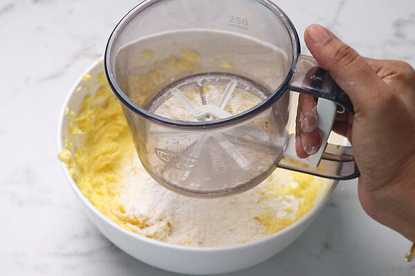 sieve and add icing sugar