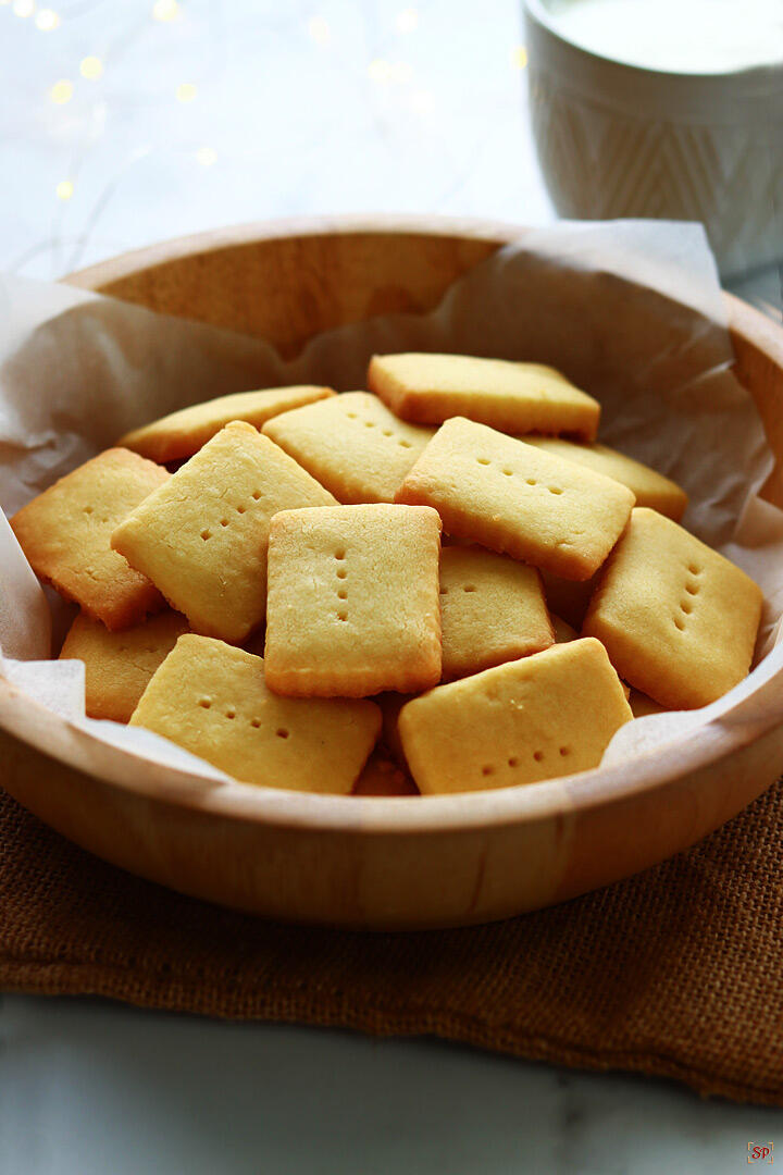 shortbread cookies placed in a wooden bowl