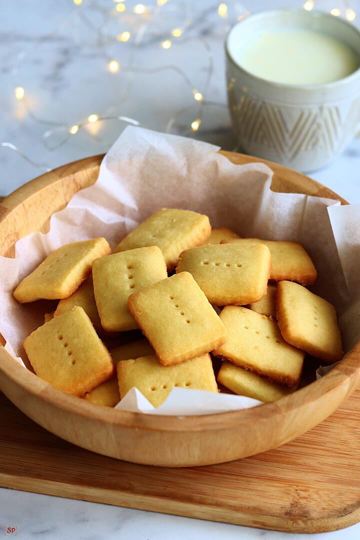 shortbread cookies placed in a wooden bowl