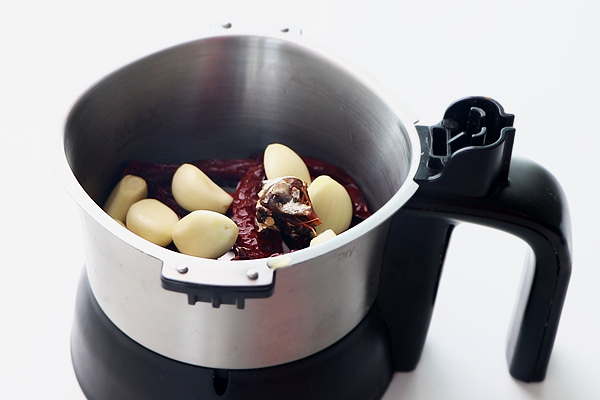 add garlic, red chillies to mixer jar