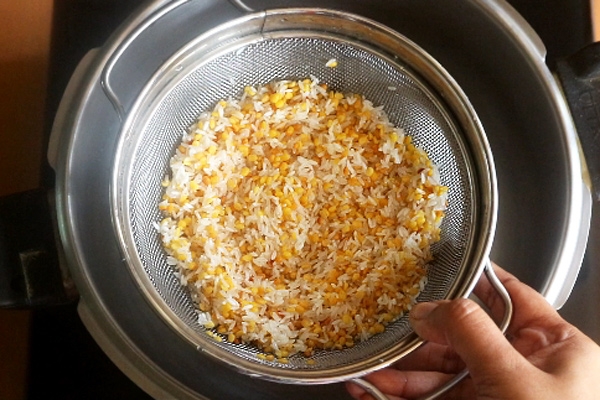 sweet pongal recipe rinse rice and dal, add it