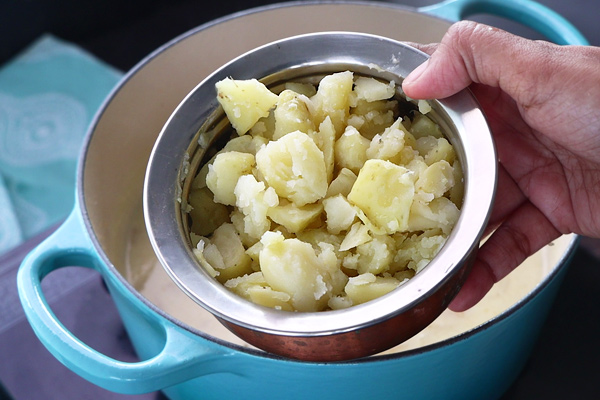kadappa recipe - add roughly mashed potatoes