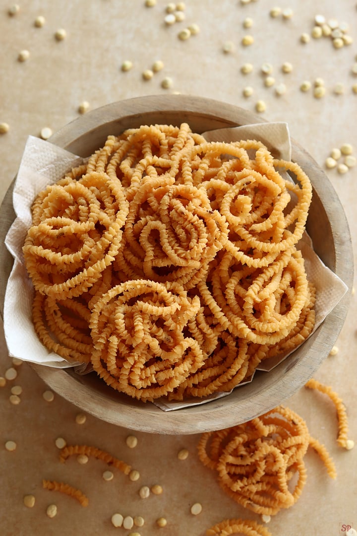 pottukadalai murukku in a wooden bowl