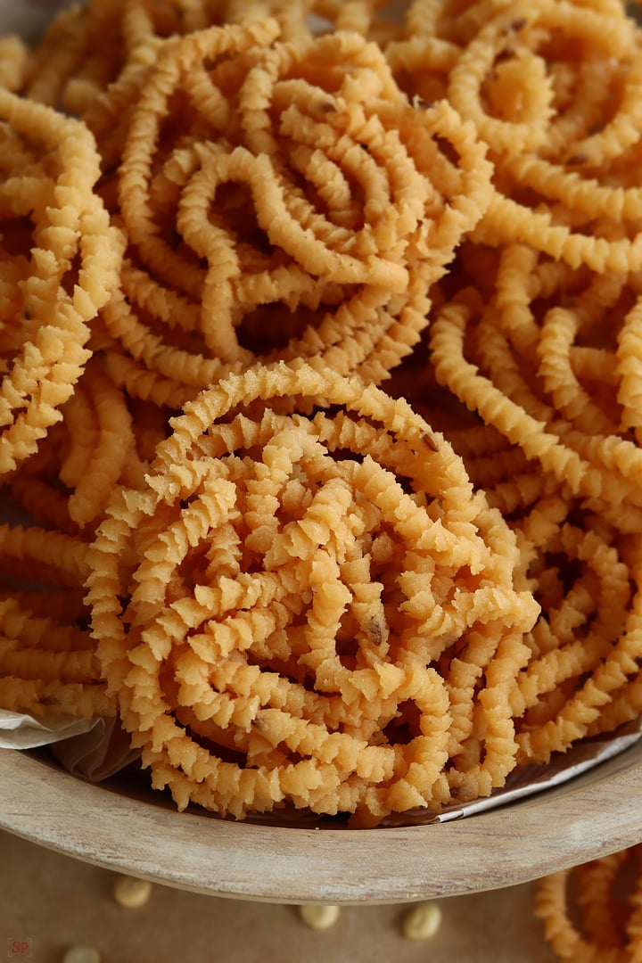 pottukadalai murukku in a wooden bowl