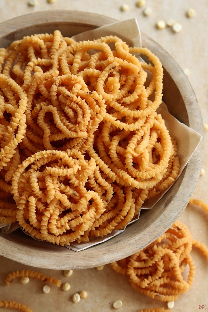 pottukadalai murukku in a wooden bowl