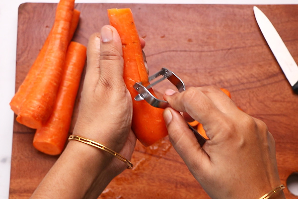 peel the skin of carrots
