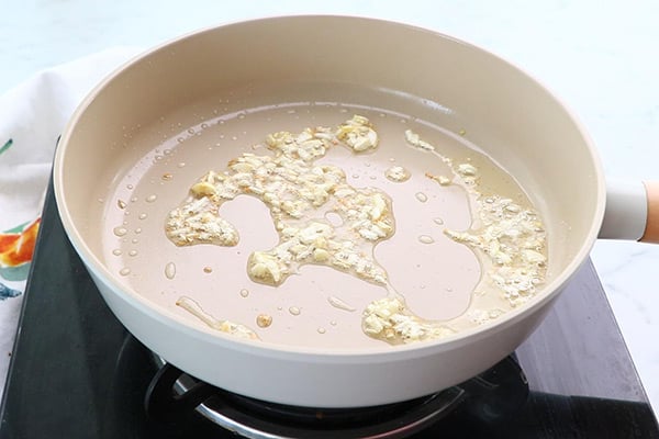 heat oil, add garlic