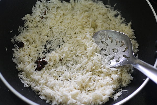 kashmiri pulao recipe add rice give a quick mix