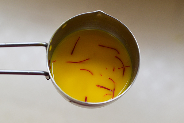 kashmiri pulao recipe soak safrron in warm milk