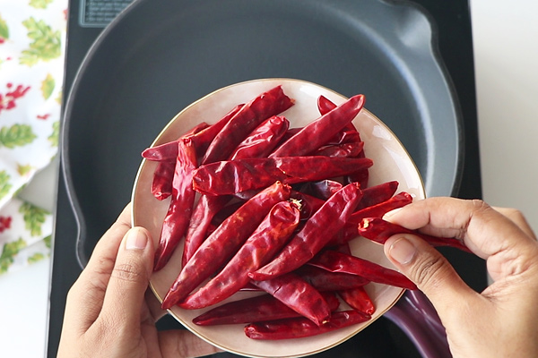remove stem from red chillies