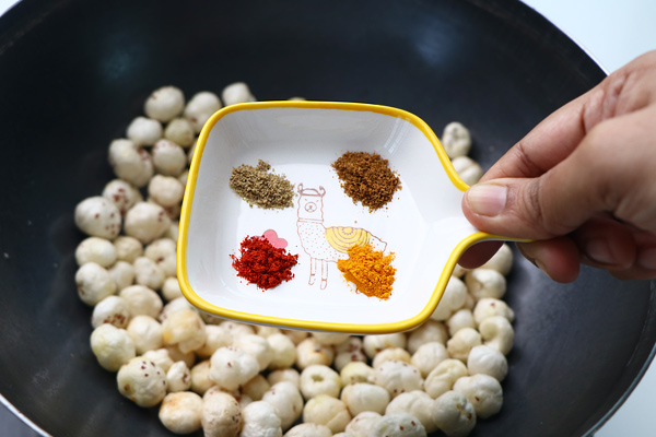 roasted makhana recipe add spice powders