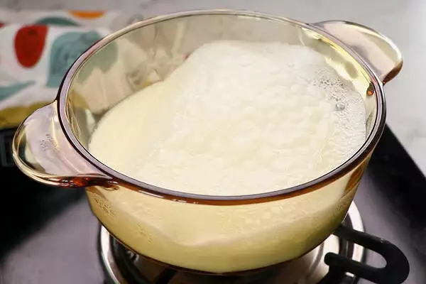 bring milk to a rolling boil