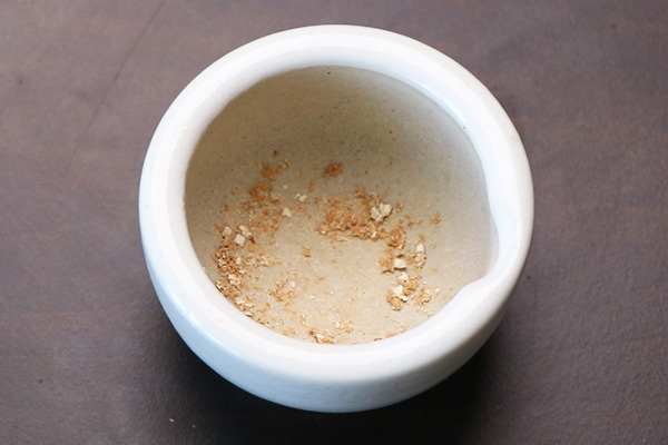 crush cardamom coarsely using mortar and pestle