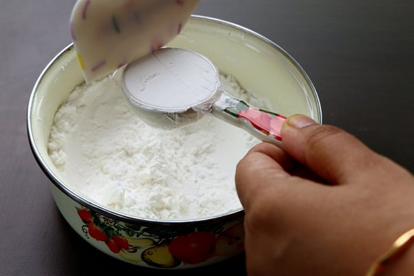 measure cornflour, level it