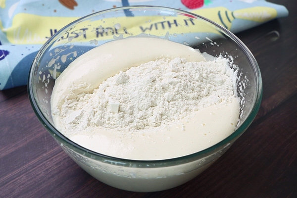 Hot Milk Sponge Confection Recipe - add flour mixture