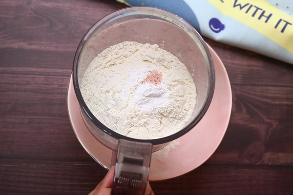 add flour, baking powder and salt to a sieve. sieve well.