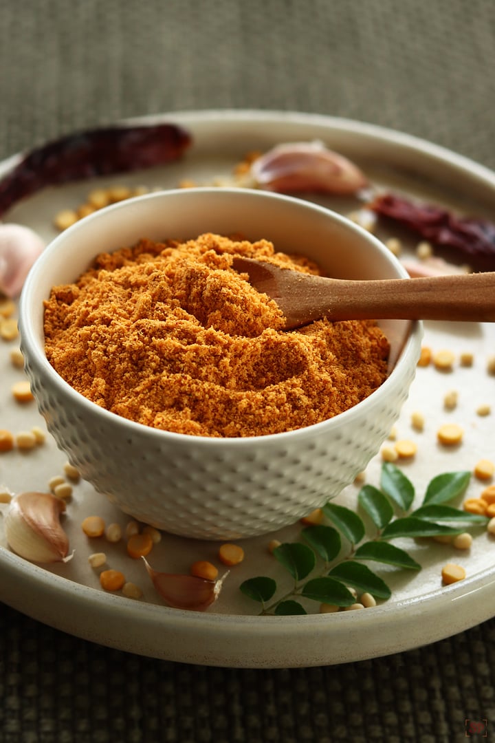 garlic podi in a bowl