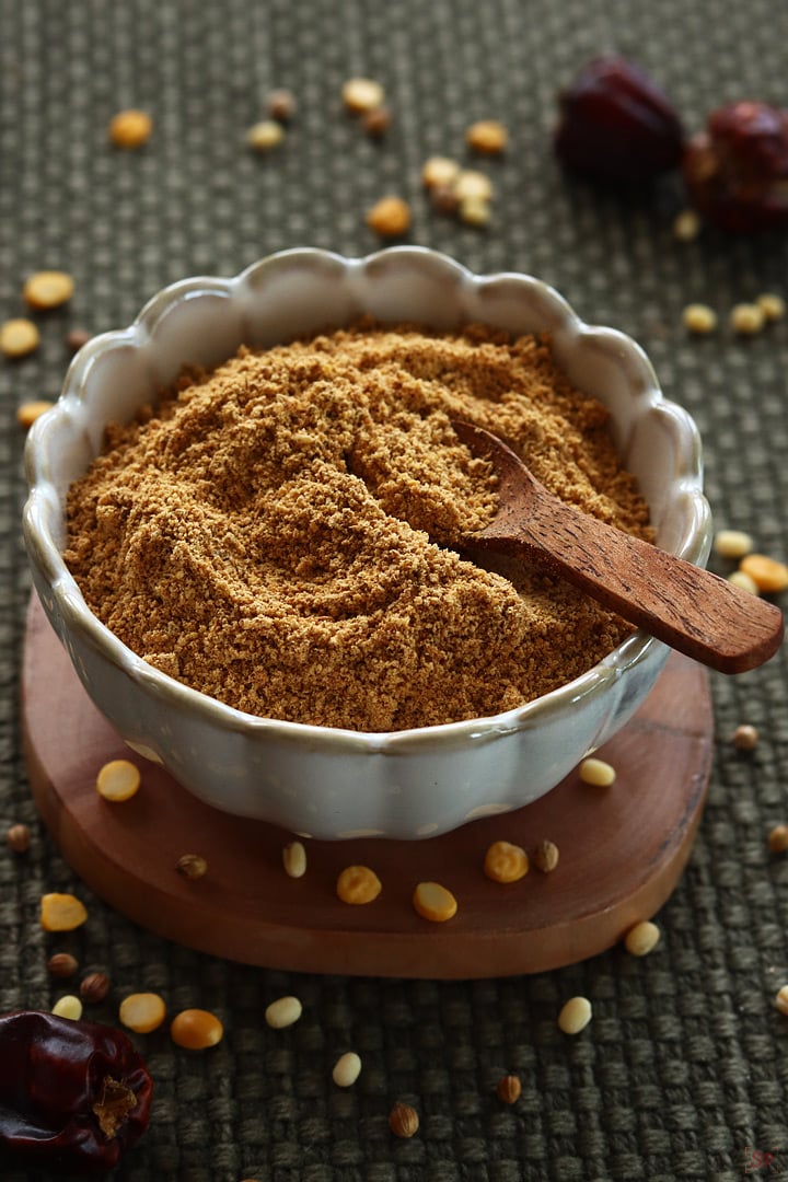 sundal podi in a small bowl