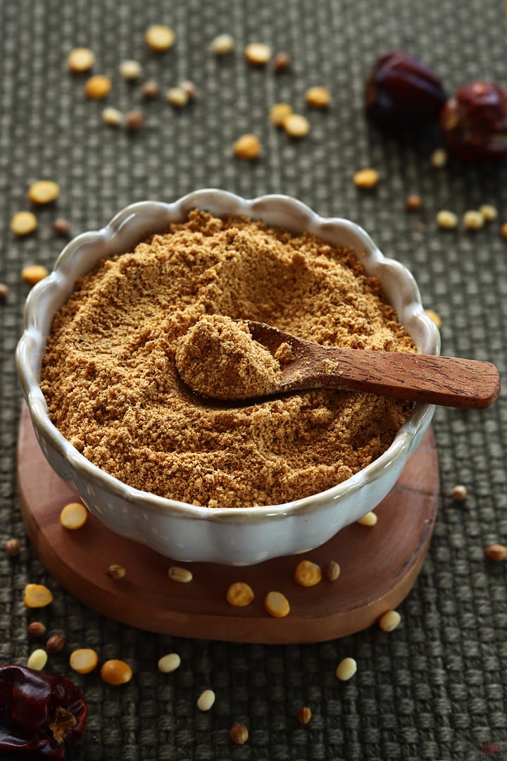 sundal podi in a small bowl