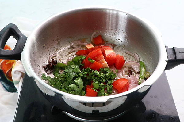add tomato, mint, coriander leaves