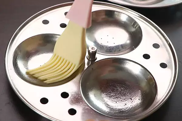 brush idli plates with oil