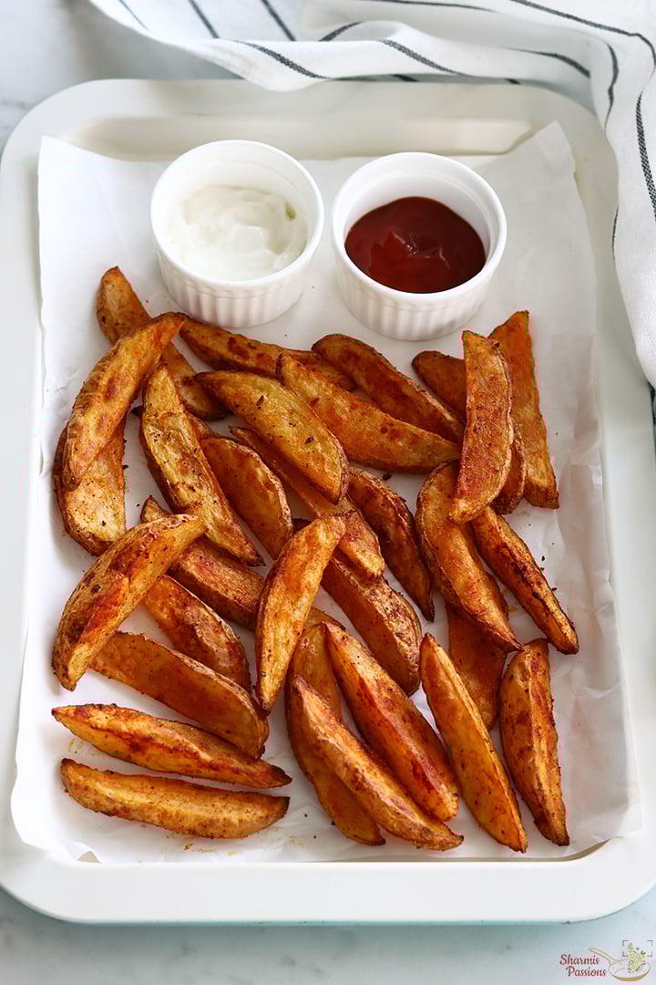 crisp potato wedges served with mayonnaise and tomato sauce