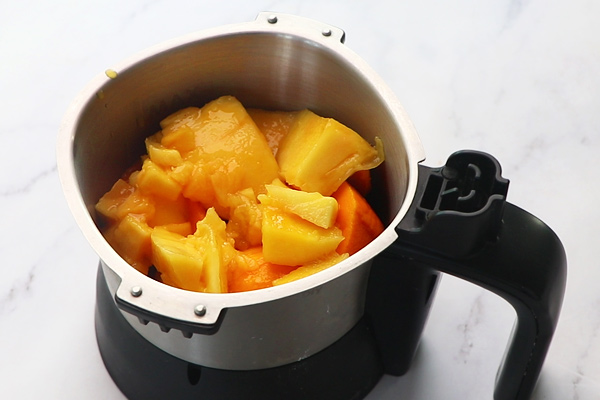 add mangoes to mixer