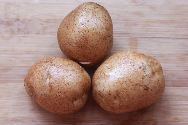 3 potatoes are rinsed well