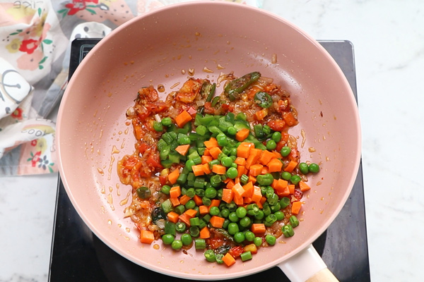 capsicum, carrot, beans and peas are added