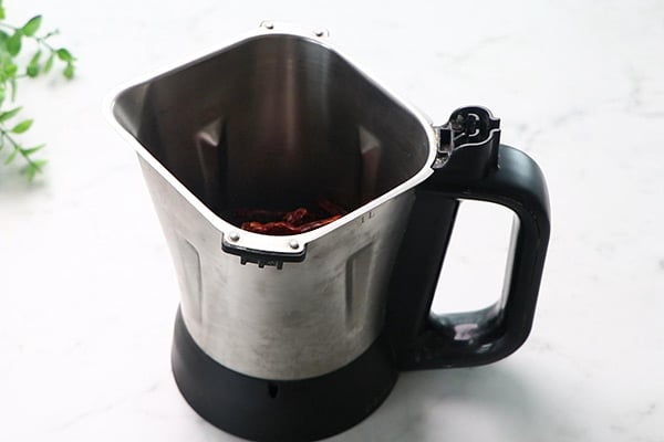 add chilies to mixer