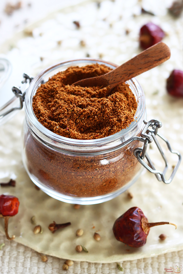 Keep curry powder in a glass jar
