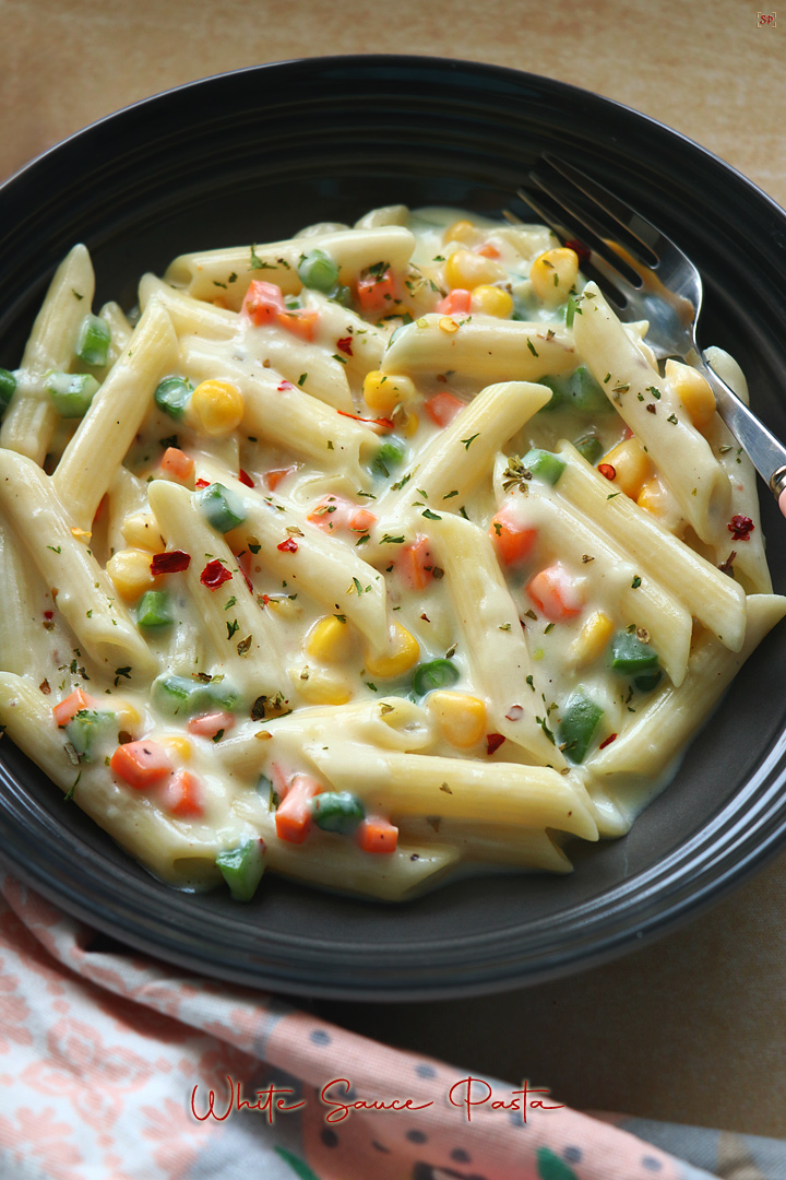 white sauce pasta served in a grey pasta bowl