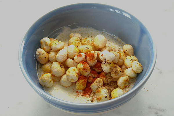 add roasted makhana, spice powders