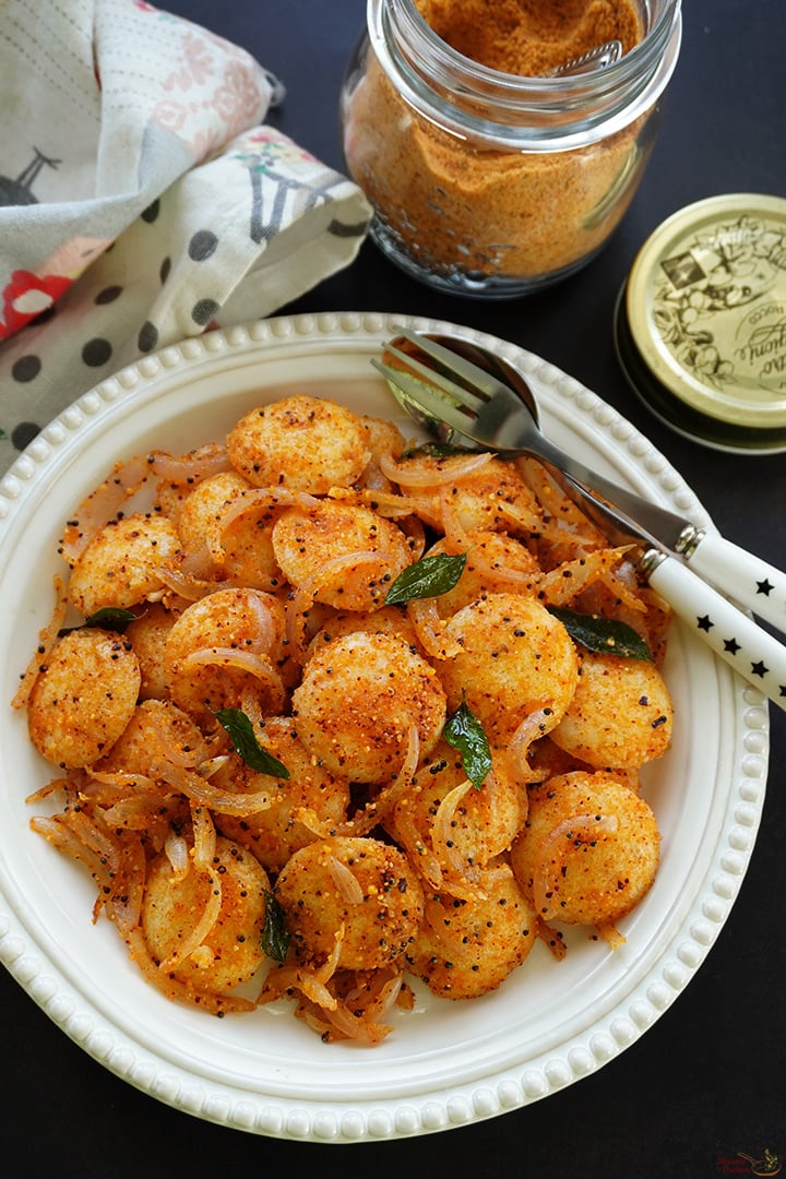 mini podi idli served