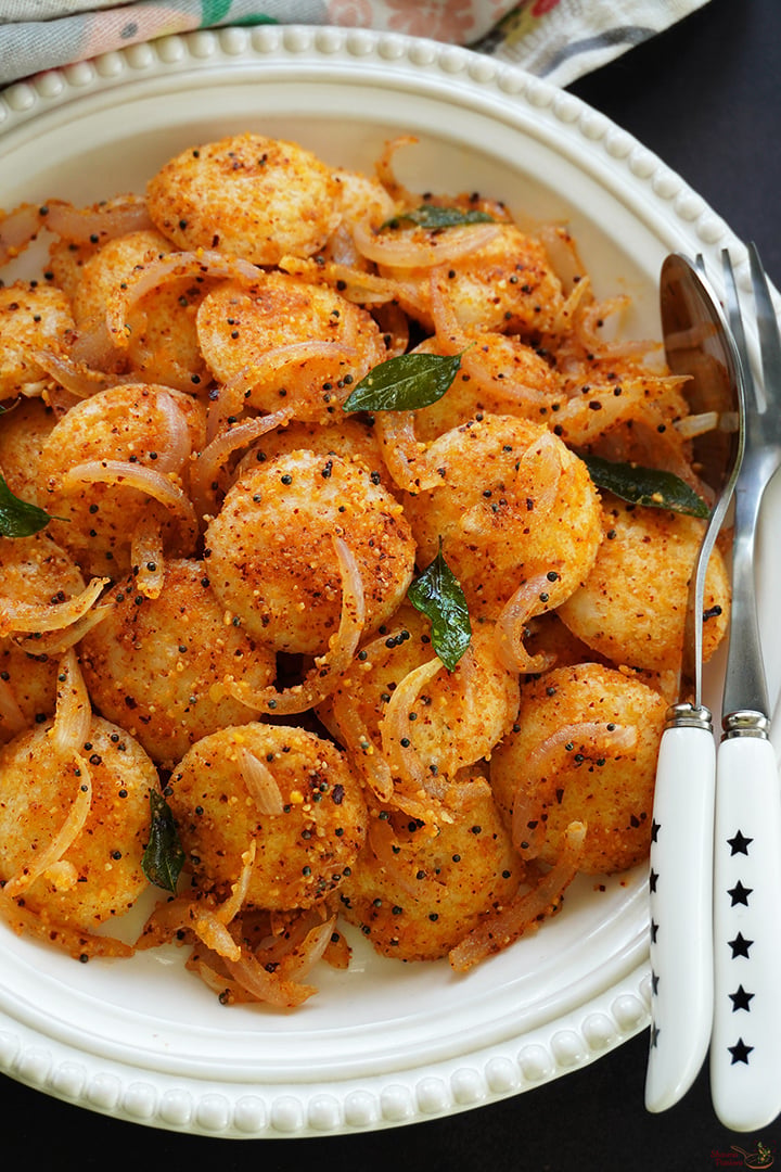 mini podi idli served