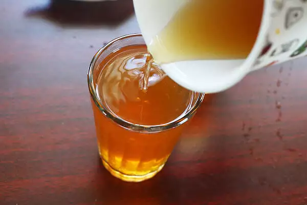 sulaimani tea poured in serving glass