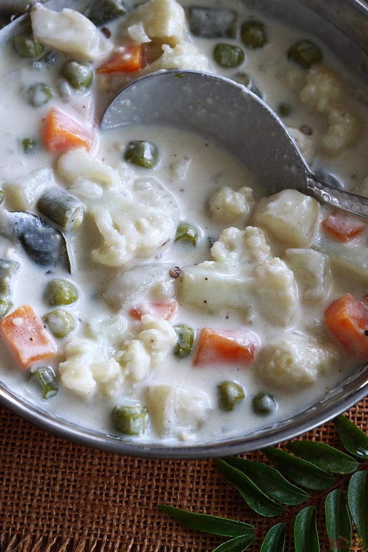 vegetable stew served with idiyappam
