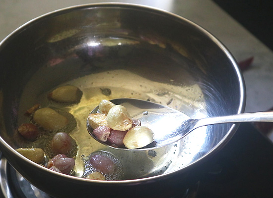 poondu milagai chutney recipe - slightly golden onion garlic