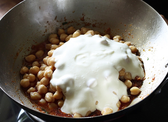 add cooked chana,curd