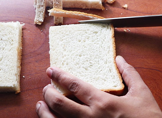 ब्रेड स्लाइस के किनारे काट लें
