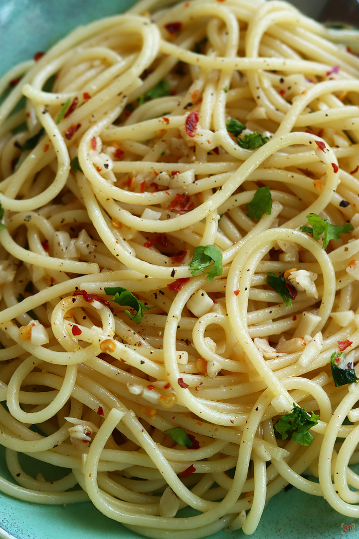 spaghetti aglio e olio served in a plate