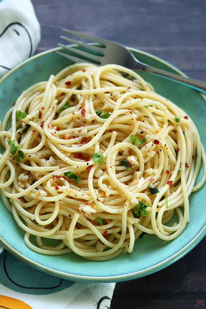 spaghetti aglio e olio served in a plate
