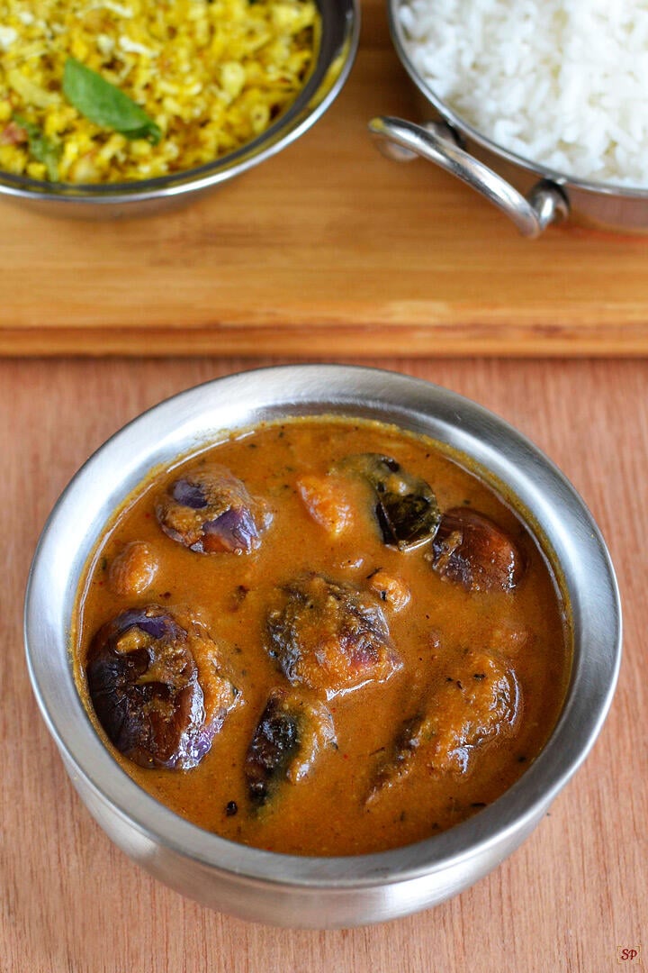 kathrikai puli kulambu served with rice and stir fry